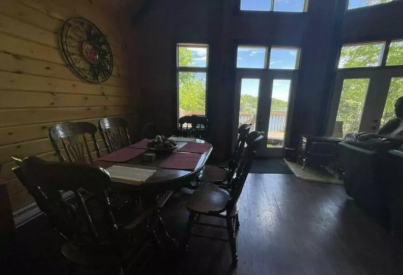 Joy S Chalet   Hottub, Lake, & Cottage