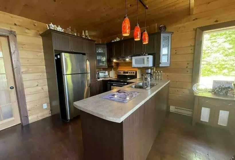 Joy S Chalet   Hottub, Lake, & Cottage