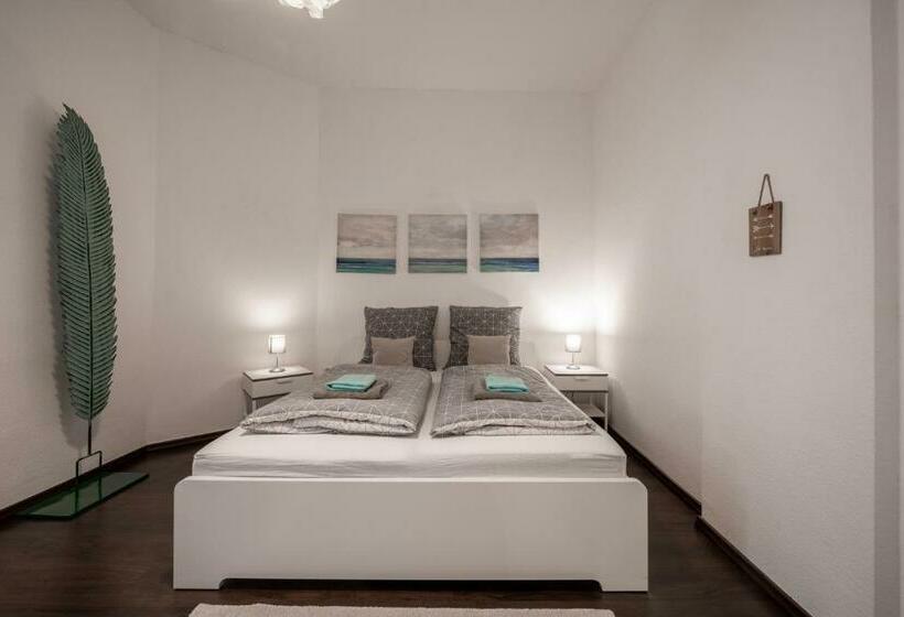 Große Altstadtwohnung Im Zentrum, Mit Balkon, Top Lage, 4 Schlafplätzen