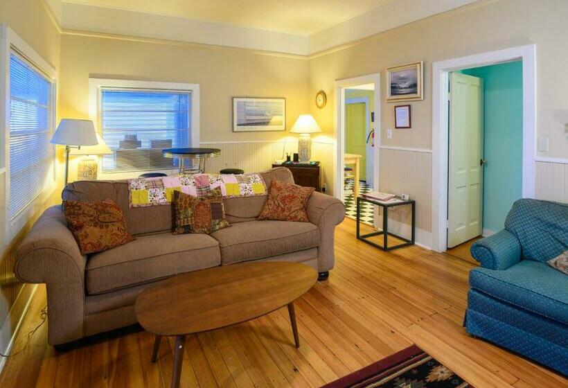 Karr Beach House On 11th