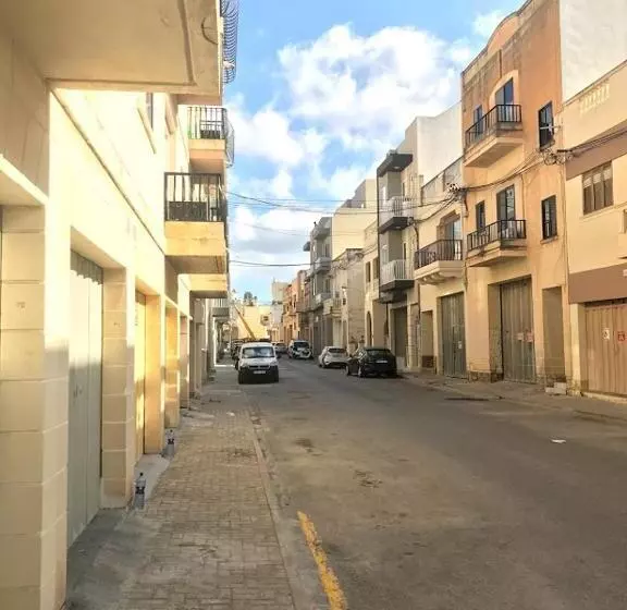Luqa Apartment   5 Mins From Airport