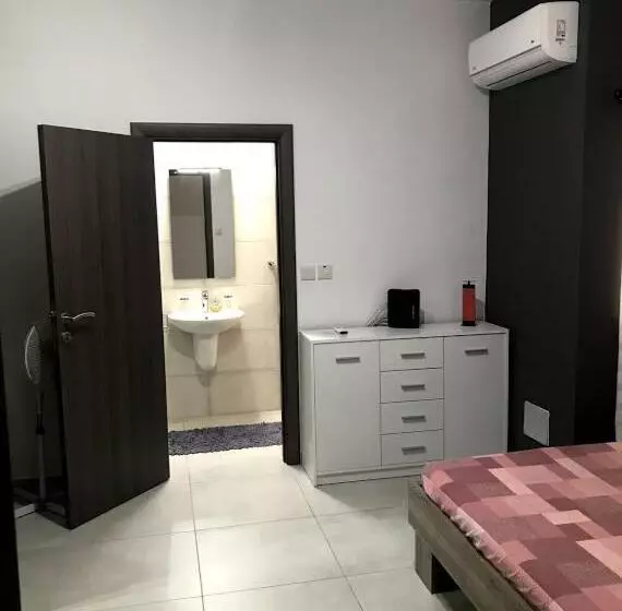 Luqa Apartment   5 Mins From Airport