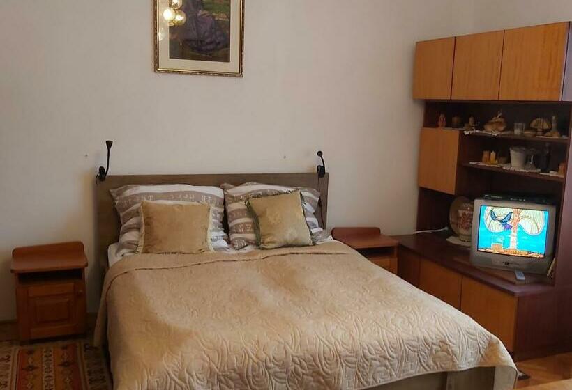 Nagyiék Háza / Granny S House