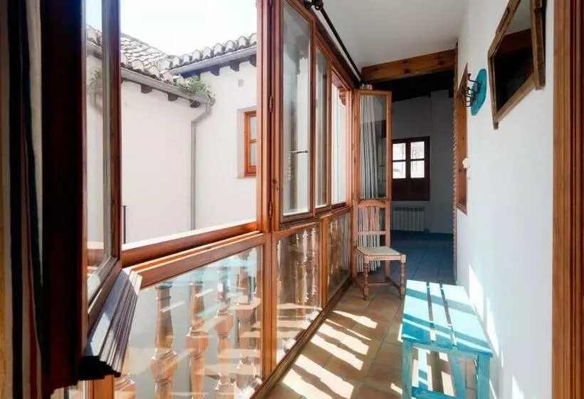 Spacious, Sunny And Quiet Albayzin Apartment