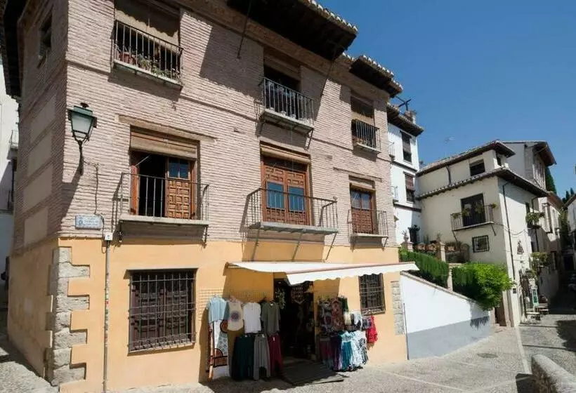 Spacious, Sunny And Quiet Albayzin Apartment