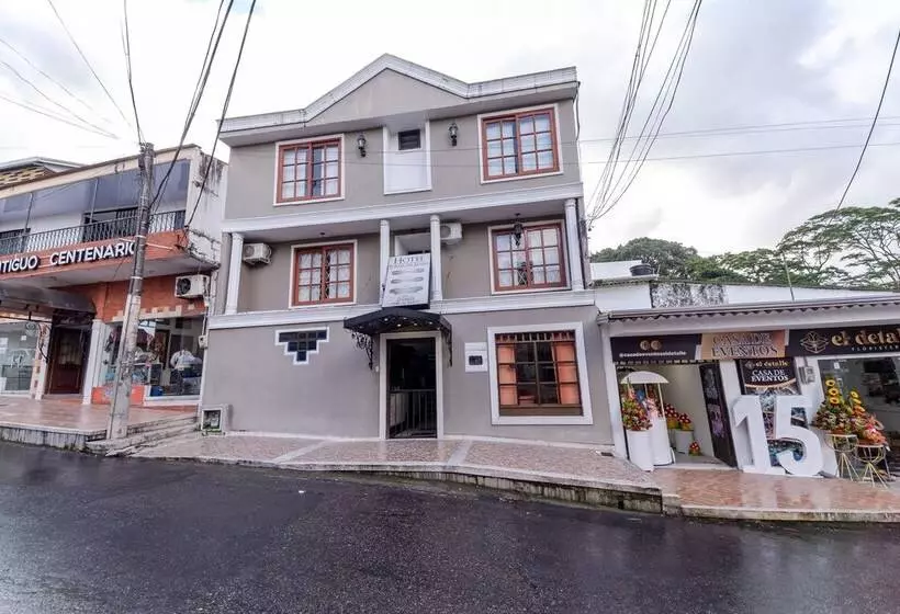 Hotelli Alferez Del Llano