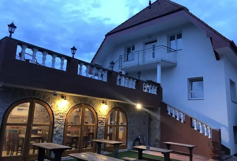 בית מלון כפרי Amadeus Villa