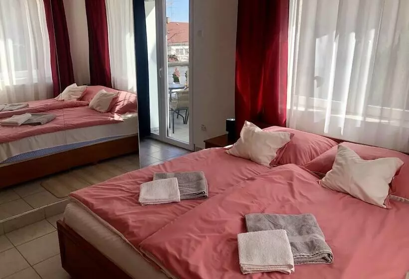 בית מלון כפרי Amadeus Villa