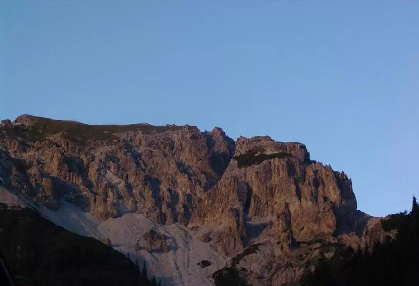 هتل Falknerei Galina