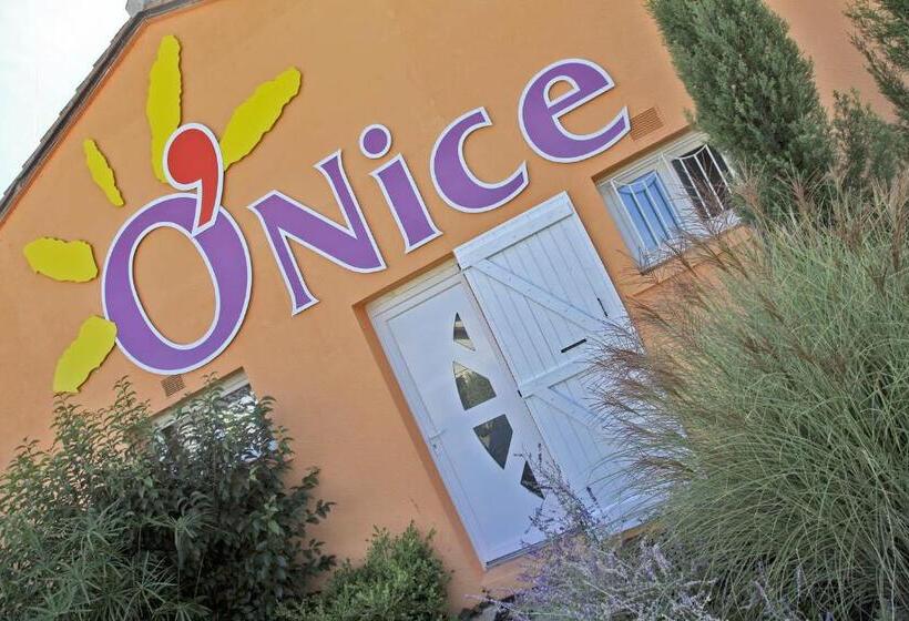 בית מלון כפרי Hôtel O'nice Saintes