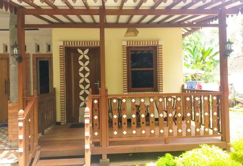 호텔 Anang Bed & Breakfast Syariah By Ndalem Beong