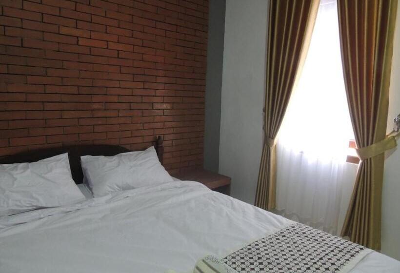 호텔 Anang Bed & Breakfast Syariah By Ndalem Beong