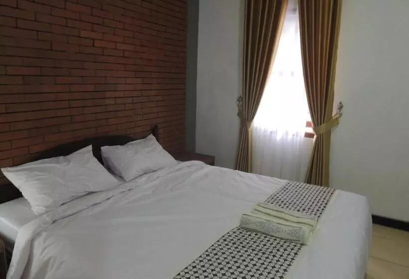 Hotelli Anang Bed & Breakfast Syariah By Ndalem Beong