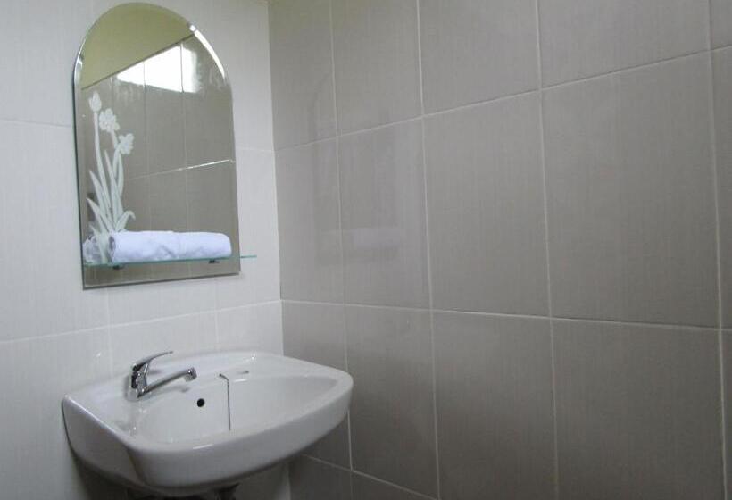 호텔 Anang Bed & Breakfast Syariah By Ndalem Beong