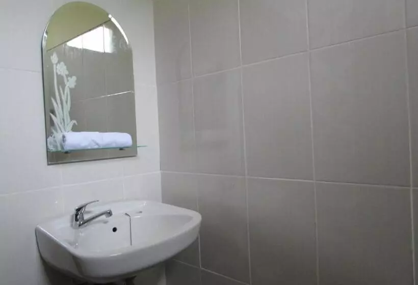 Hotelli Anang Bed & Breakfast Syariah By Ndalem Beong