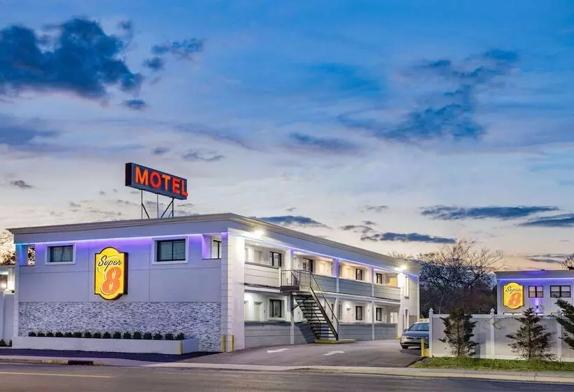 Hotelli Super 8 By Wyndham Lindenhurst