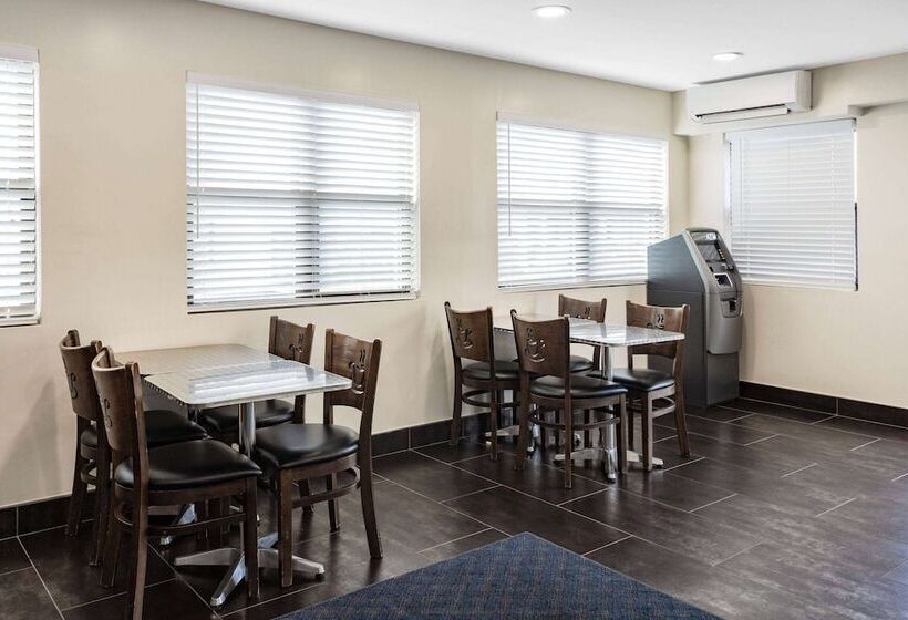 בית מלון כפרי Super 8 By Wyndham Lindenhurst