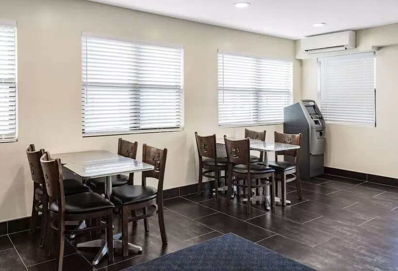 Hotelli Super 8 By Wyndham Lindenhurst