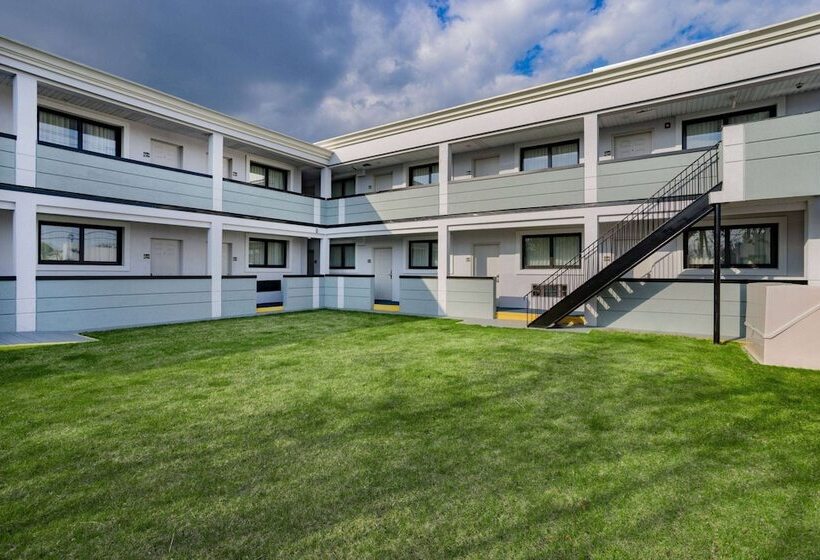 בית מלון כפרי Super 8 By Wyndham Lindenhurst