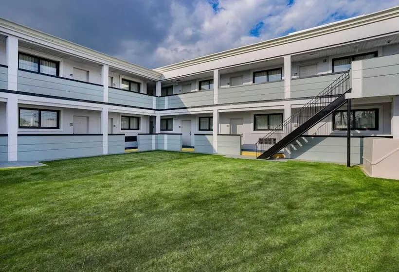 Hotelli Super 8 By Wyndham Lindenhurst