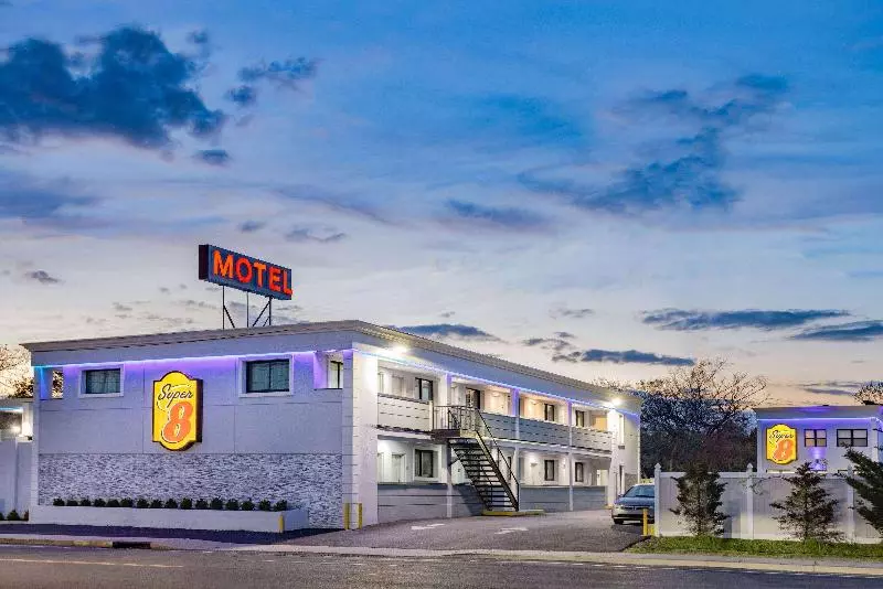 Hotelli Super 8 By Wyndham Lindenhurst