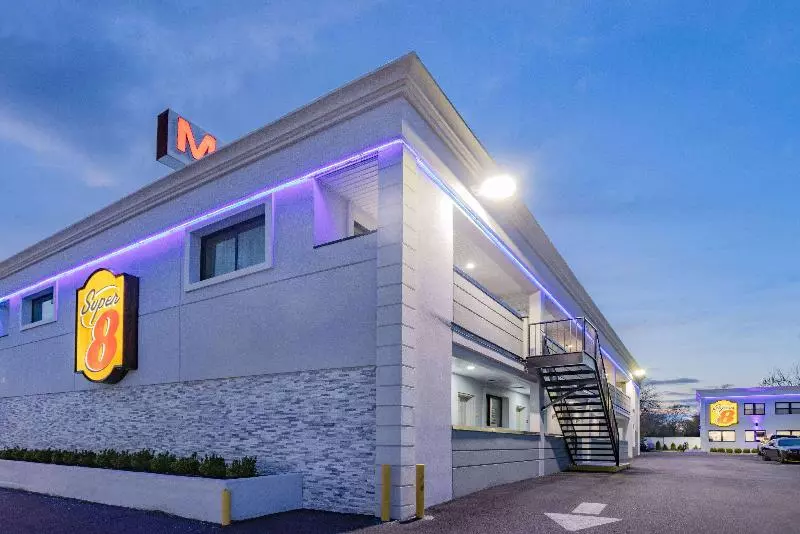Hotelli Super 8 By Wyndham Lindenhurst