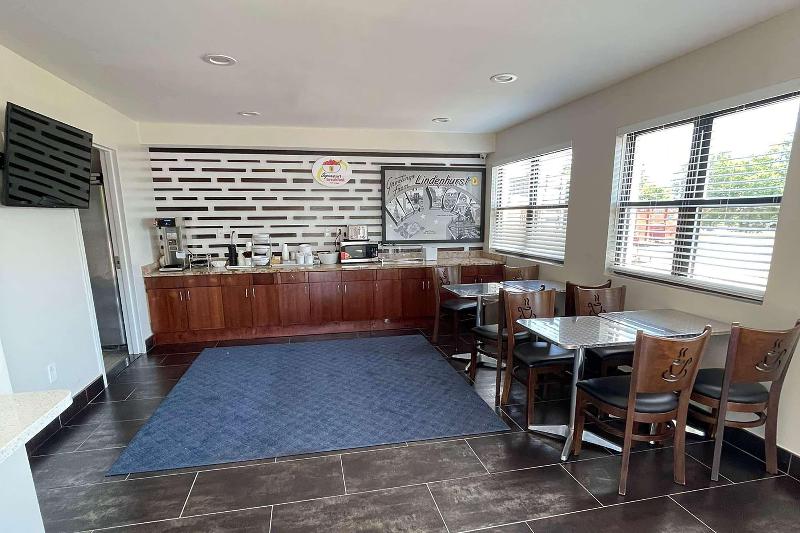 בית מלון כפרי Super 8 By Wyndham Lindenhurst