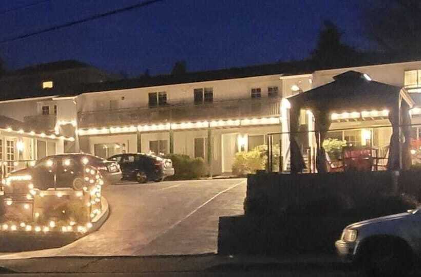 Отель Hood River Suites Apartment