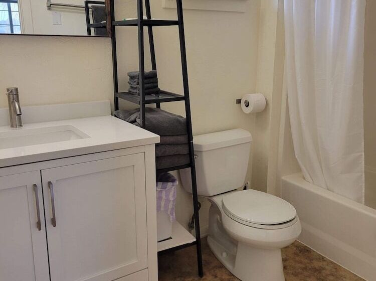 Отель Hood River Suites Apartment