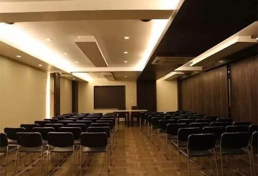 ホテル The Mohini Royale