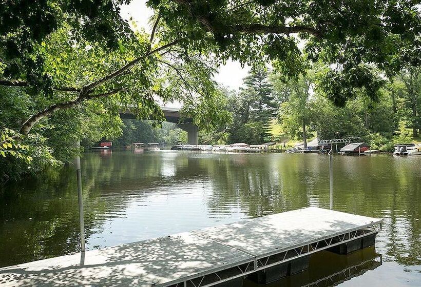 هتل Log Gables   Lake Front