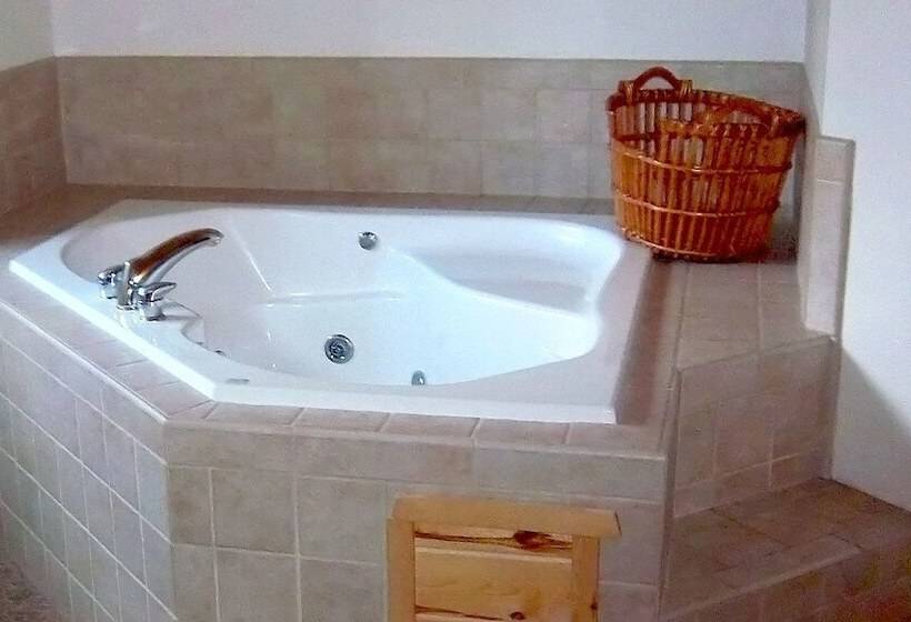 هتل Log Gables   Lake Front