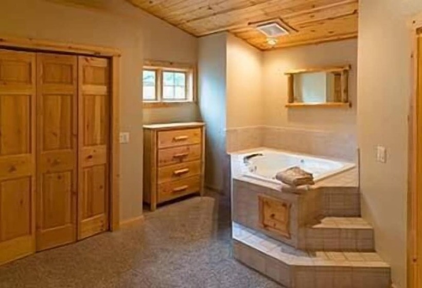 هتل Log Gables   Lake Front