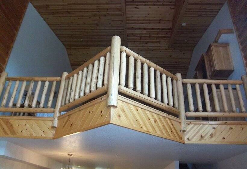 هتل Log Gables   Lake Front