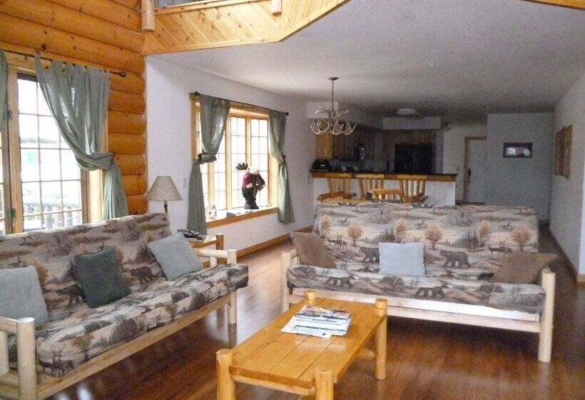 هتل Log Gables   Lake Front