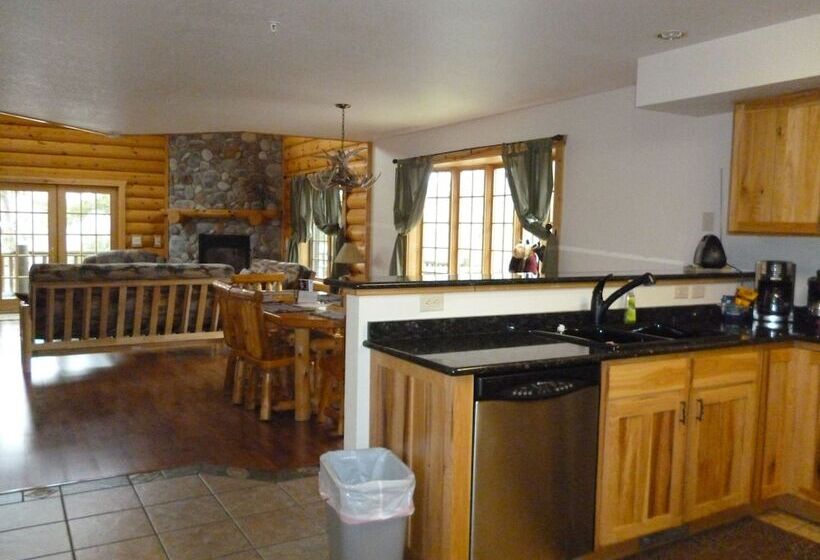 هتل Log Gables   Lake Front