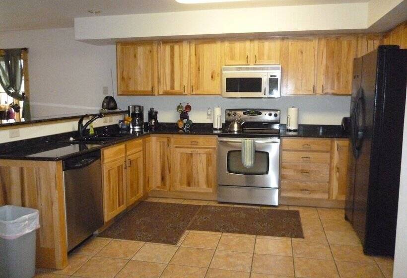 هتل Log Gables   Lake Front