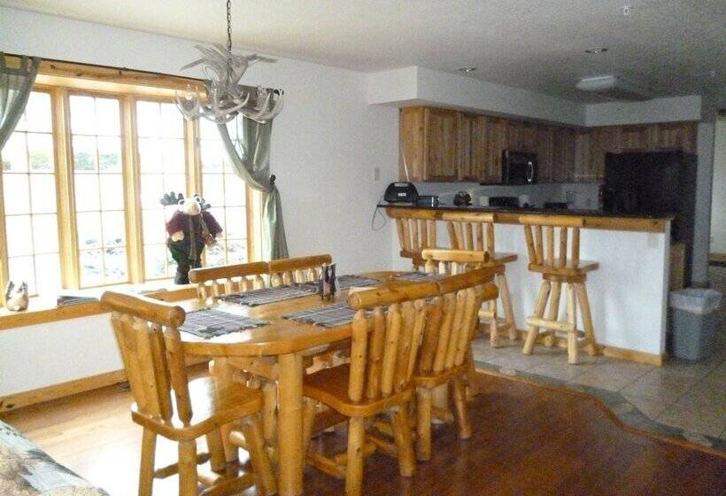 هتل Log Gables   Lake Front