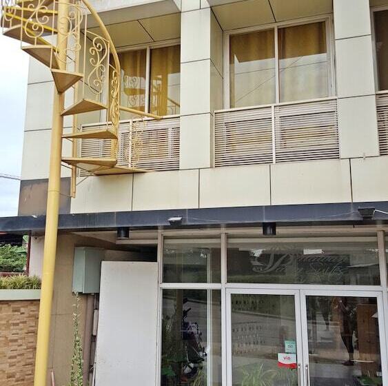 הוסטל Palawan Palm Suites