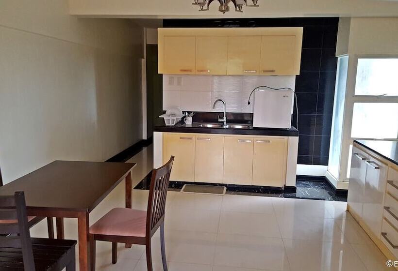 הוסטל Palawan Palm Suites