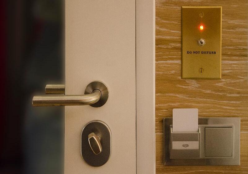 هتل Browns Central