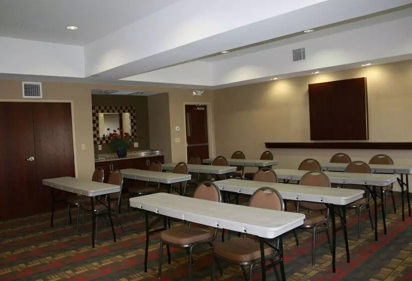 Отель Hampton Inn & Suites West Point