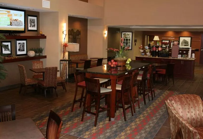 Отель Hampton Inn & Suites West Point