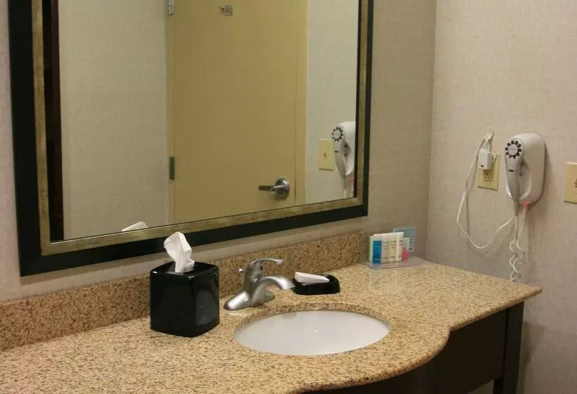 Отель Hampton Inn & Suites West Point