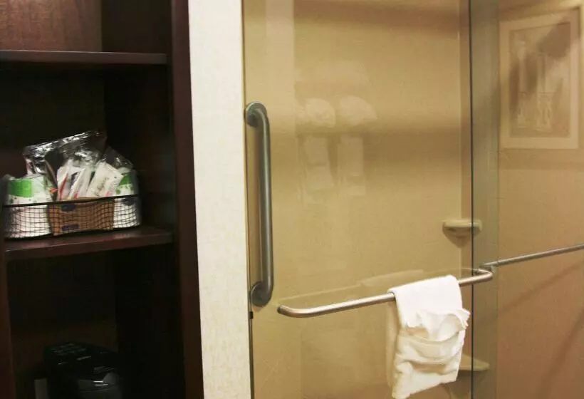 Отель Hampton Inn & Suites West Point