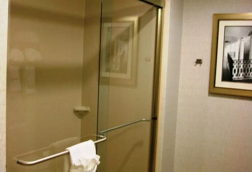 Отель Hampton Inn & Suites West Point