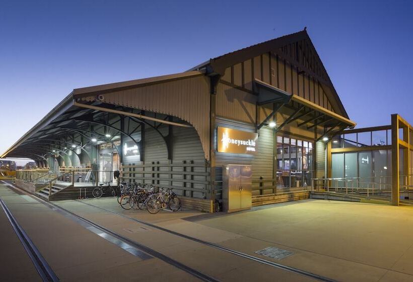 בית מלון כפרי Honeysuckle Executive Apartments