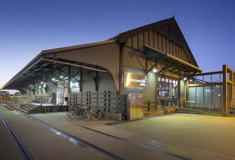 בית מלון כפרי Honeysuckle Executive Apartments