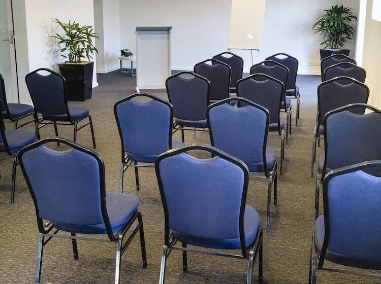 בית מלון כפרי Honeysuckle Executive Apartments