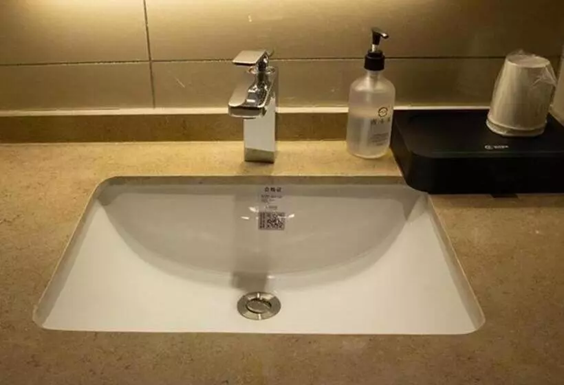 Hotelli City Comfort Inn Liupanshui Sports Center